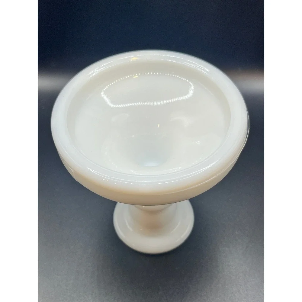 Vtg LE Smith Milk Glass Candlestick Holders Grape Leaf Embossed Set of 2‎ 4.5